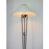 Lampa podłogowa na metalowej podstawie z trzema nogami